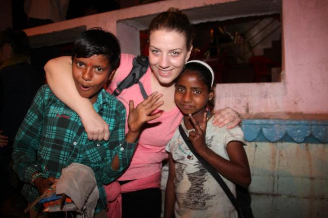 Rosa junto a Shivan y Punita