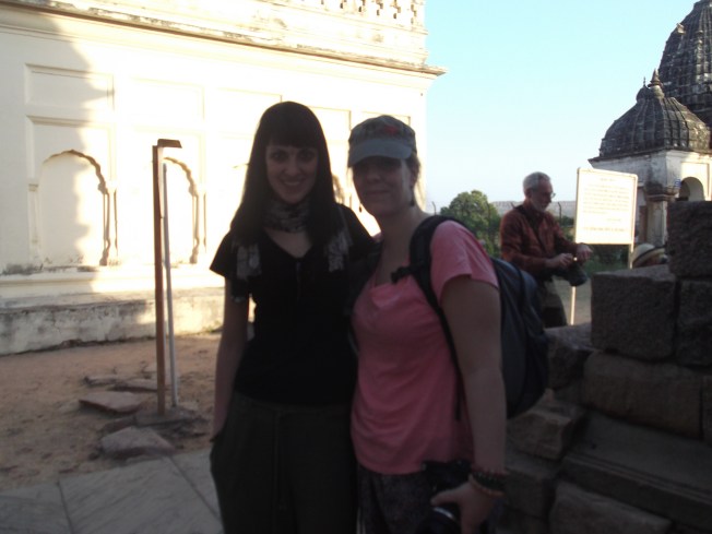 Estela y Rosa en los Templos Jainistas (Khajuraho)