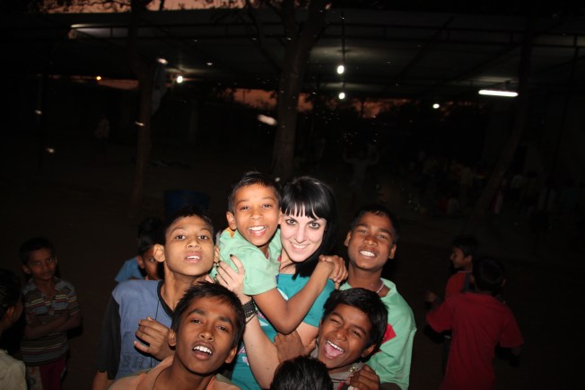 Estela arropada por los niños (Ankleshwar)