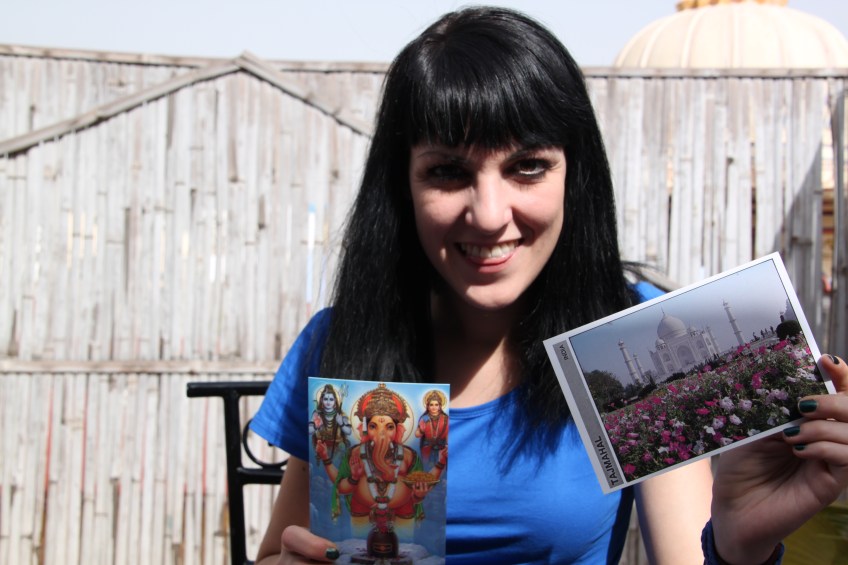 Estela contenta con sus Postales.