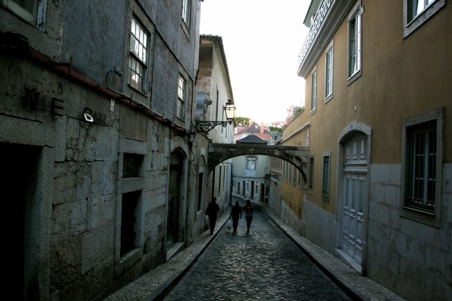 Paseando por calles vacías en el Barrio Alto barrio Alto, Lisboa.