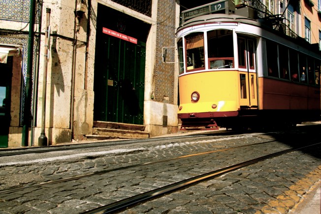 Un tranvía recobrando fuerzas. Tranvia Lisboa